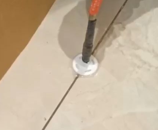 扬州瓷砖空鼓维修公司专业解答瓷砖在铺贴过程中，如果没有涂抹均匀到位的粘结材料（如水泥砂浆或瓷砖胶），可能会导致以下问题